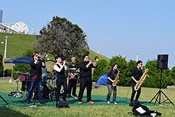 グローブトラベラーズの演奏写真。7人のメンバーが演奏しています。