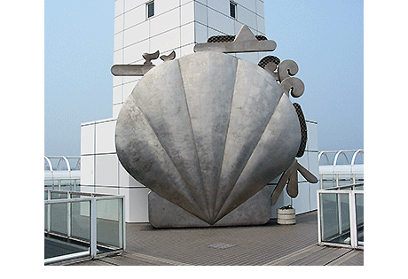 シンボルタワー中央の貝の写真